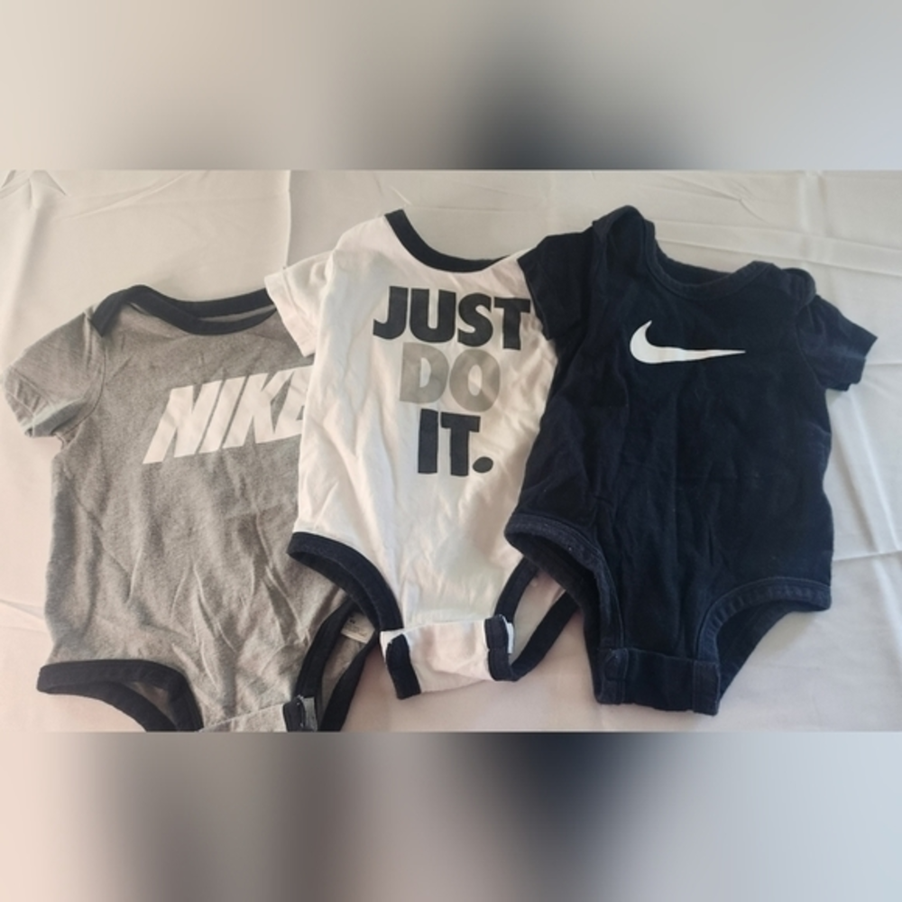 NIKE Baby 3 Pack Body Suit Just Do it‎ Nike Swoosh Bundle Body Suit 9 Month.